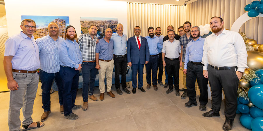 ראש העיר, מר משה ליאון, בחנוכת משרדי קבוצת קרתא בירושלים 