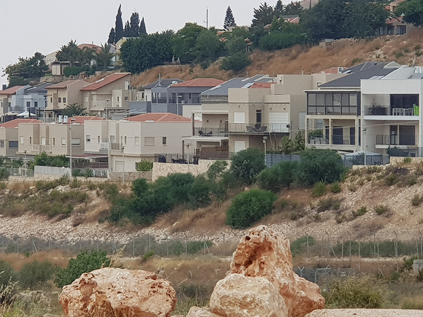 קבוצת בקרה - מבט מקצה המגרש לישוב-בית אריה קבוצת בקרה - מבט מקצה המגרש לישוב-בית אריה