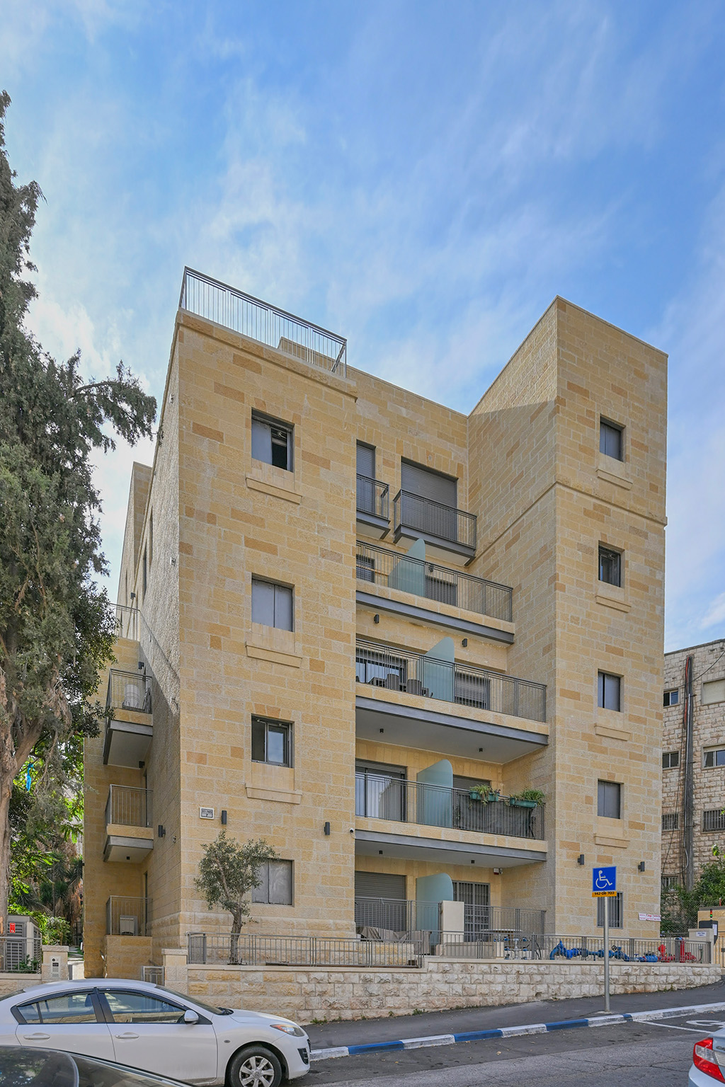 Di Veroli - Siani - 7 Moshe Hess St.