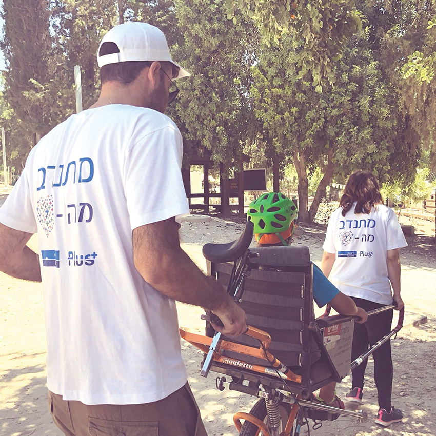 בנק לאומי לישראל בע"מ - עובדי לאומי מתנדבים במחנה קיץ של אתגרים בנק לאומי לישראל בע"מ - עובדי לאומי מתנדבים במחנה קיץ של אתגרים