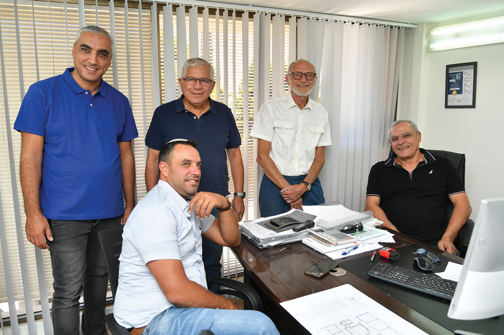 ארץ הצבי - חברה לעבודות בנין בע"מ - הצוות