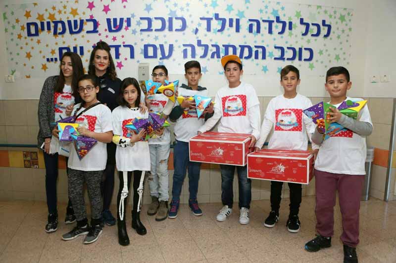 Avisror Moshe & Sons - ילדי משפחת אביסרור מחלקים מתנות שי לחולים בבית החולים סורוקה - צילום יחצ